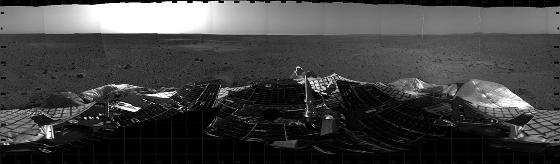 Spirit lands on Mars