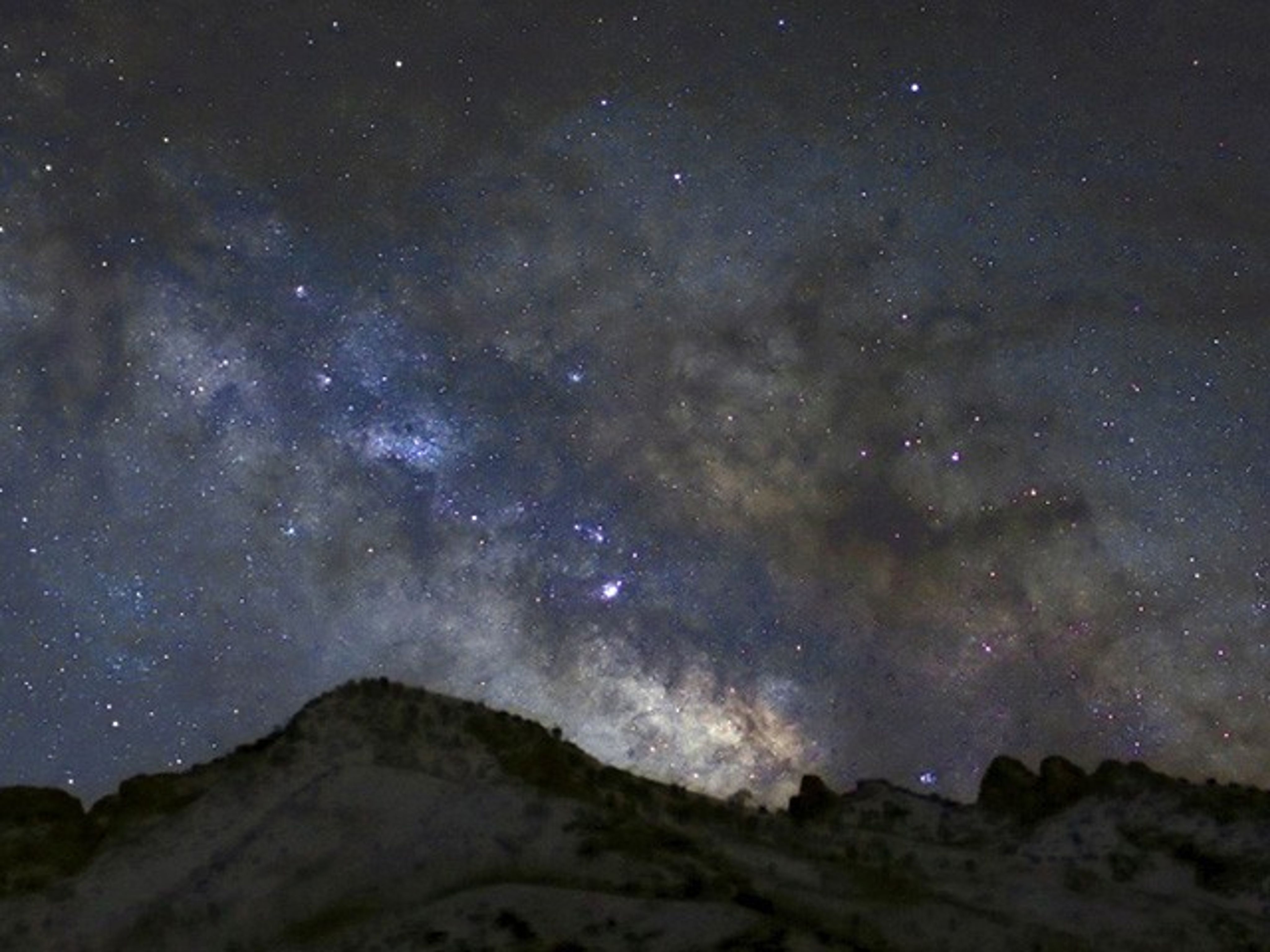 Imagen del cielo nocturno en la que se aprecia la Vía Láctea.
