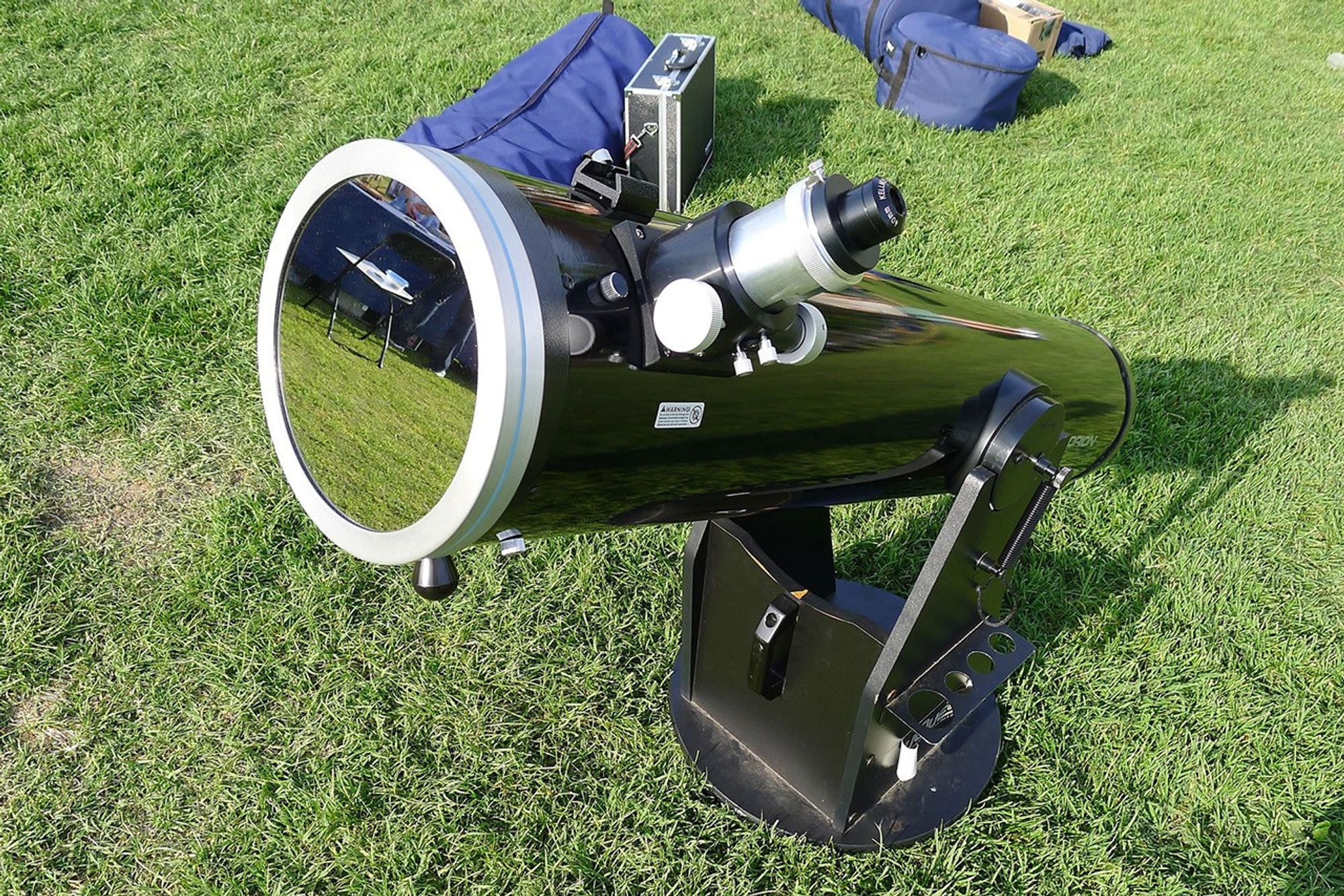 Telescopio con filtro solare correttamente montato Telescopio con filtro solare montato sulla parte anteriore rivolta al Sole